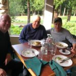 Gemeinsam genießen und lachen beim Essen